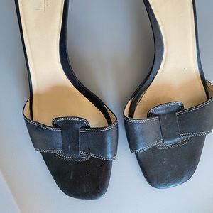 Low heel open shoe from loft. Soft leather. Versatile shoe